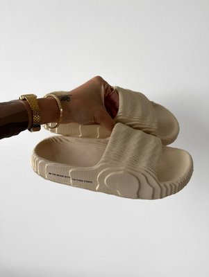 Мужские и женские кроссовки шлепанцы Adidas Yeezy Adilette Slide Desert Light Beige фото