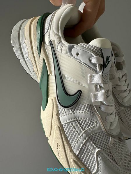 Чоловічі та жіночі кросівки Nike V2K Runtekk White Beige Green фото
