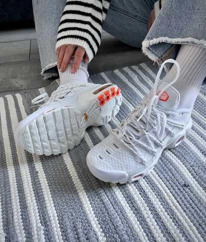 Nike tuned 1 hot sale white and orange