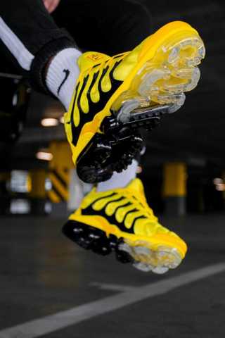 Yellow best sale nike max