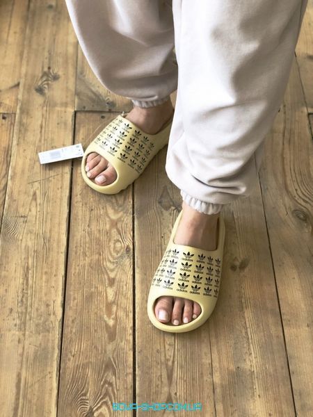 Чоловічі та жіночі шльопанці Adidas Yeezy Slide "Desert Sand adidas" фото