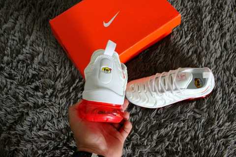 Nike vapormax plus white best sale and red