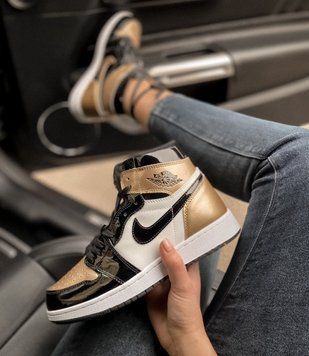 Женские баскетбольные кроссовки Jordan 1 Retro High Patent Gold toe Nike фото