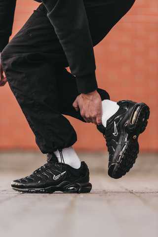 Air max plus triple black store on feet