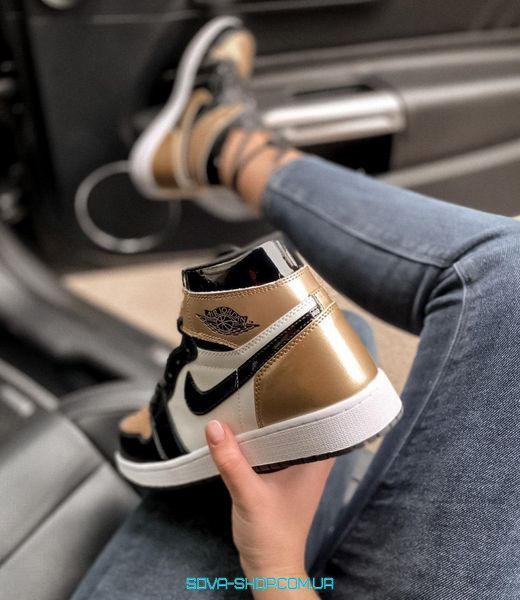 Жіночі баскетбольні кросівки Jordan 1 Retro High Patent Gold toe Nike фото
