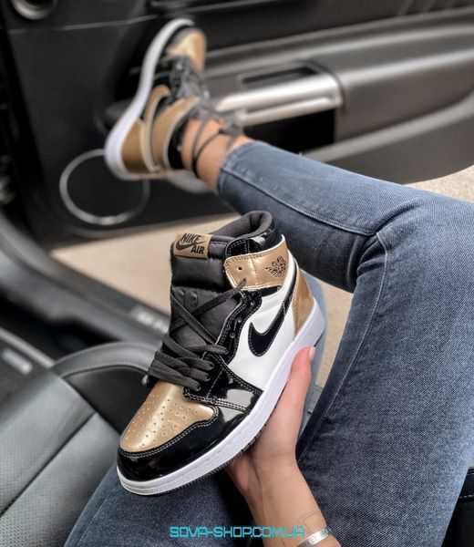 Жіночі баскетбольні кросівки Jordan 1 Retro High Patent Gold toe Nike фото