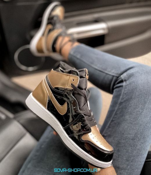 Жіночі баскетбольні кросівки Jordan 1 Retro High Patent Gold toe Nike фото