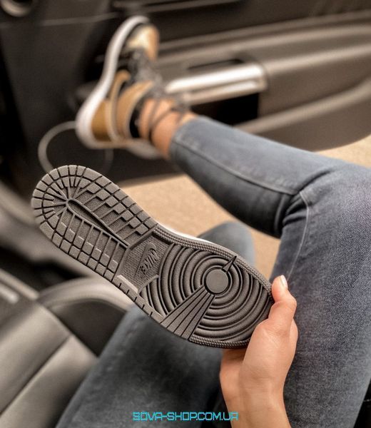 Жіночі баскетбольні кросівки Jordan 1 Retro High Patent Gold toe Nike фото
