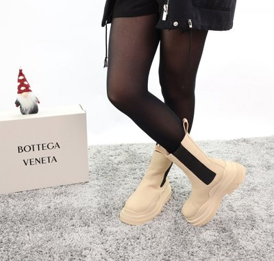 Зимові жіночі черевики з хутром Bottega Veneta Beige Black 13031 фото