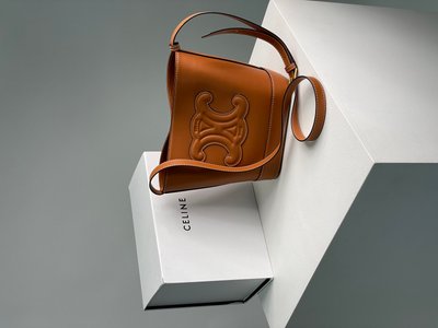 Жіноча сумка Celine Small Bucket Cuir Triomphe In Smooth Calfskin Tan Brown Premium фото