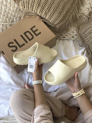 Мужские и женские кроссовки шлепанцы Adidas Yeezy Slide "Bone" фото