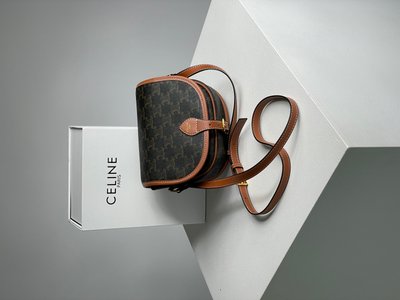 Женская сумка Celine Medium Folco Bag in Triomphe Canvas And Calfskin Tan Premium фото