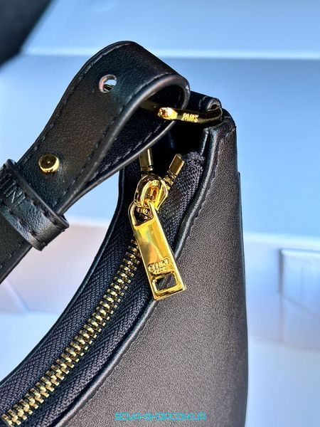 Жіноча сумка Celine Ava Triomphe Soft Bag in Smooth Calfskin Black Premium фото
