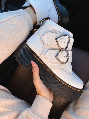 Жіночі зимові ботинки Dr. Martens Devon Heart фото