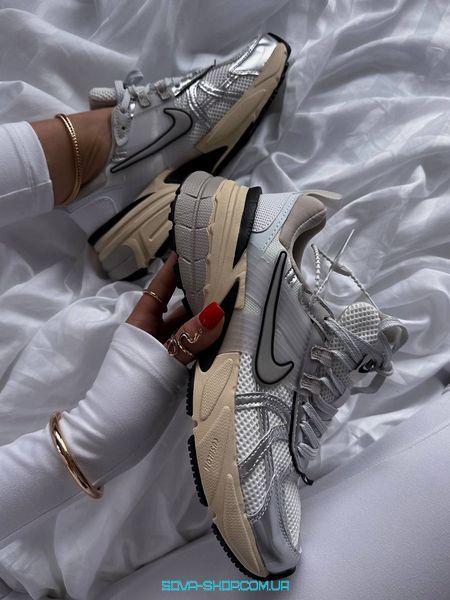 Чоловічі та жіночі кросівки Nike V2K Runtekk Grey Silver Beige фото