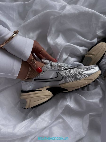 Чоловічі та жіночі кросівки Nike V2K Runtekk Grey Silver Beige фото