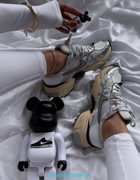 Чоловічі та жіночі кросівки Nike V2K Runtekk Grey Silver Beige фото