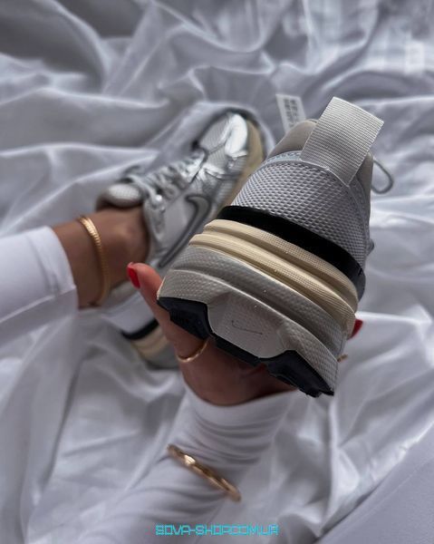 Чоловічі та жіночі кросівки Nike V2K Runtekk Grey Silver Beige фото