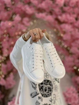 Женские кроссовки Alexander McQueen Oversized Sneakers Milk (лакированные) фото