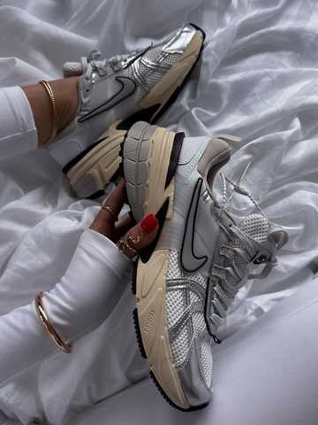 Nike hot sale silver grey