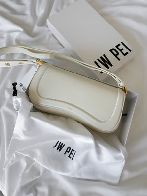 Женская сумка JW PEI Joy Shoulder Bag Cream - оригинал фото