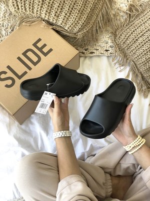 Мужские и женские кроссовки шлепанцы Adidas Yeezy Slide "Black" фото