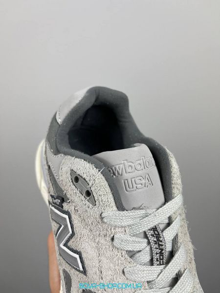 Чоловічі та жіночі кросівки New Balance 990v3 x Levi&rsquo;s Elephant Skin фото