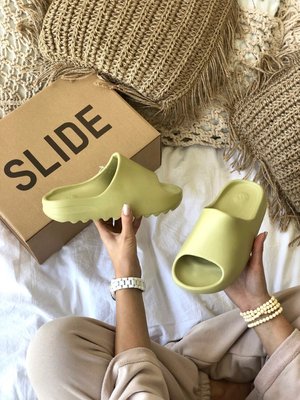 Мужские и женские кроссовки шлепанцы Adidas Yeezy Slide "Resin" фото