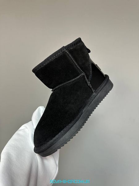 Женские зимние ботинки UGG MINI BLACK LACQUER фото