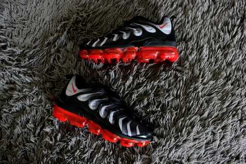 Nike air vapormax plus black top speed red white shark