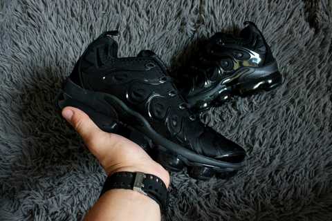 All black best sale nike vapormax plus