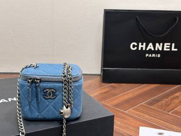 Жіноча сумка Chanel Mini Vanity Case in Blue Quilted Denim with Silver-Tone Premium фото