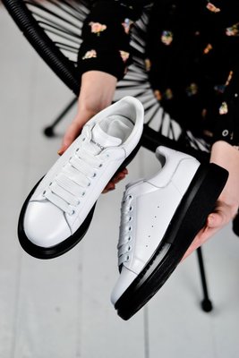 Жіночі кросівки Oversized Sneakers White and Black Alexander McQueen фото