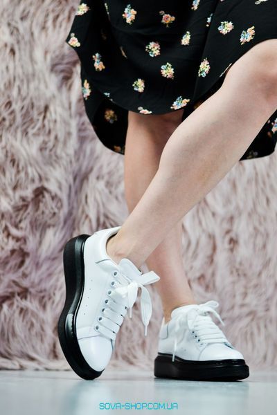 Жіночі кросівки Oversized Sneakers White and Black Alexander McQueen фото
