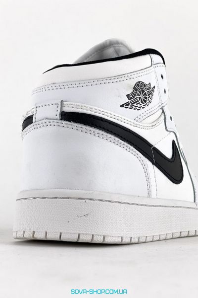 Женские баскетбольные кроссовки Nike Air Jordan 1 Retro White Black фото