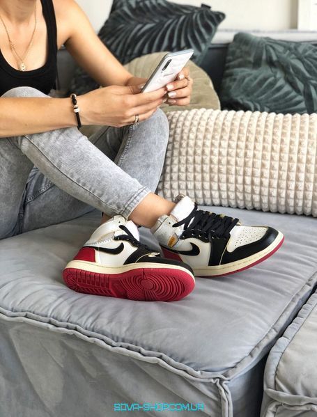 Жіночі баскетбольні кросівки Jordan 1 Retro High Patent Red Black White Nike фото