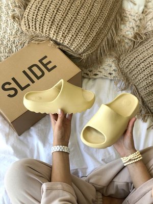 Мужские и женские кроссовки шлепанцы Adidas Yeezy Slide "Desert Sand" фото