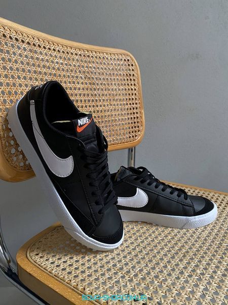 Жіночі кросівки Blazer Low Black Nike фото