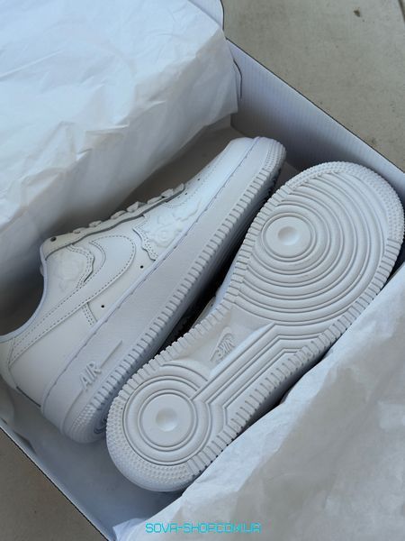 Чоловічі та жіночі кросівки Nike Air Force 1 Low White &lsquo;Roses&lsquo; фото