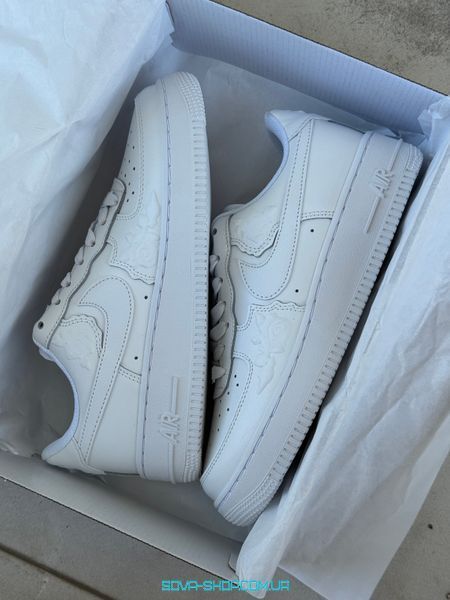 Чоловічі та жіночі кросівки Nike Air Force 1 Low White &lsquo;Roses&lsquo; фото