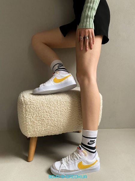 Жіночі кросівки Blazer Low Yellow Nike фото