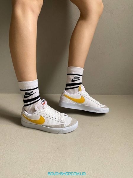 Жіночі кросівки Blazer Low Yellow Nike фото
