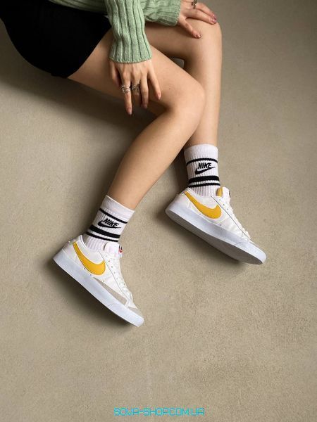 Жіночі кросівки Blazer Low Yellow Nike фото