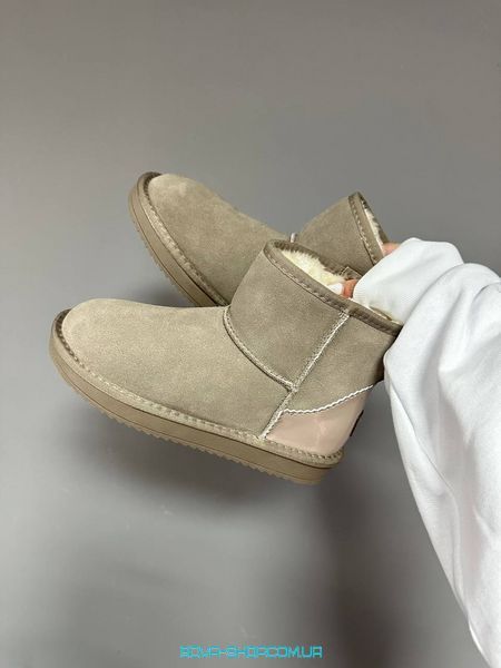 Жіночі зимові ботинки UGG MINI SAND LACQUER фото