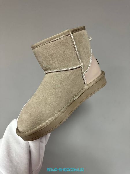 Жіночі зимові ботинки UGG MINI SAND LACQUER фото