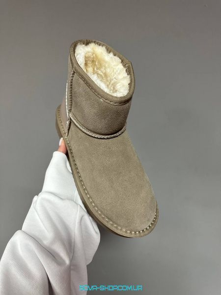 Жіночі зимові ботинки UGG MINI SAND LACQUER фото
