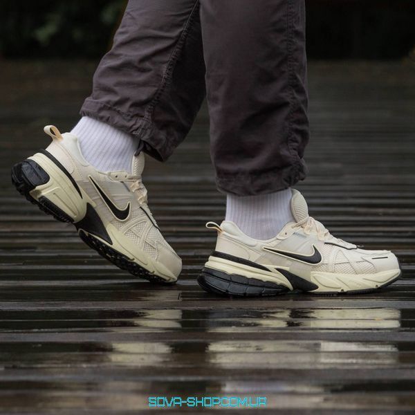 Чоловічі та жіночі кросівки Nike V2K Runtekk Beige Black Gold фото