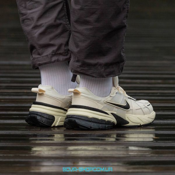 Чоловічі та жіночі кросівки Nike V2K Runtekk Beige Black Gold фото