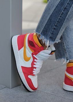 Женские баскетбольные кроссовки Nike Air Jordan 1 Retro High OG Light Fusion Red фото