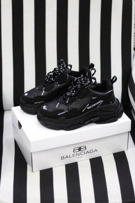 Мужские и женские кроссовки кроссовки Triple S Logo Black Man Balenciaga фото